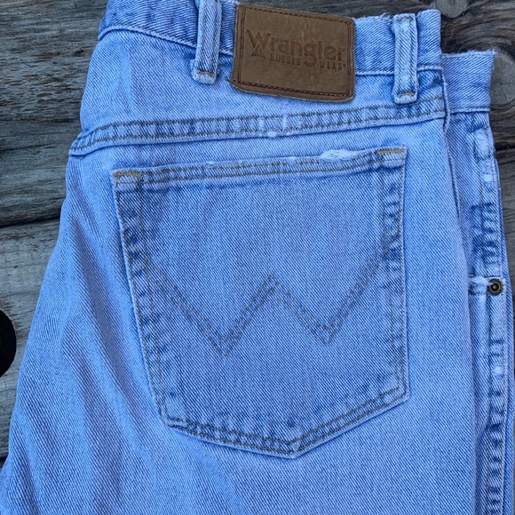 HIGH WAISTED WRANGLER CUT OFF SHORTS - Picture 2 of 5